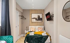Cosy Heathrow Studios - Parking - Garden