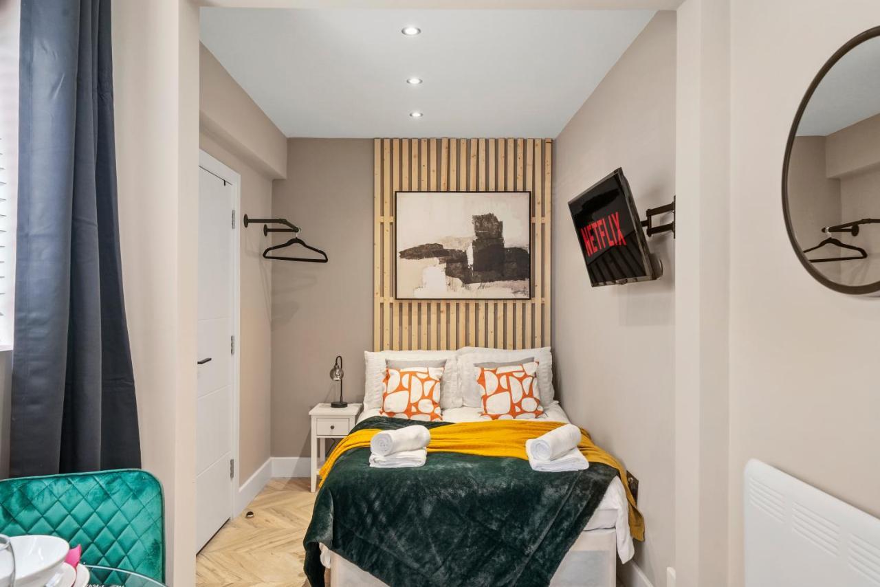 Cosy Heathrow Studios - Parking - Garden London Exterior photo