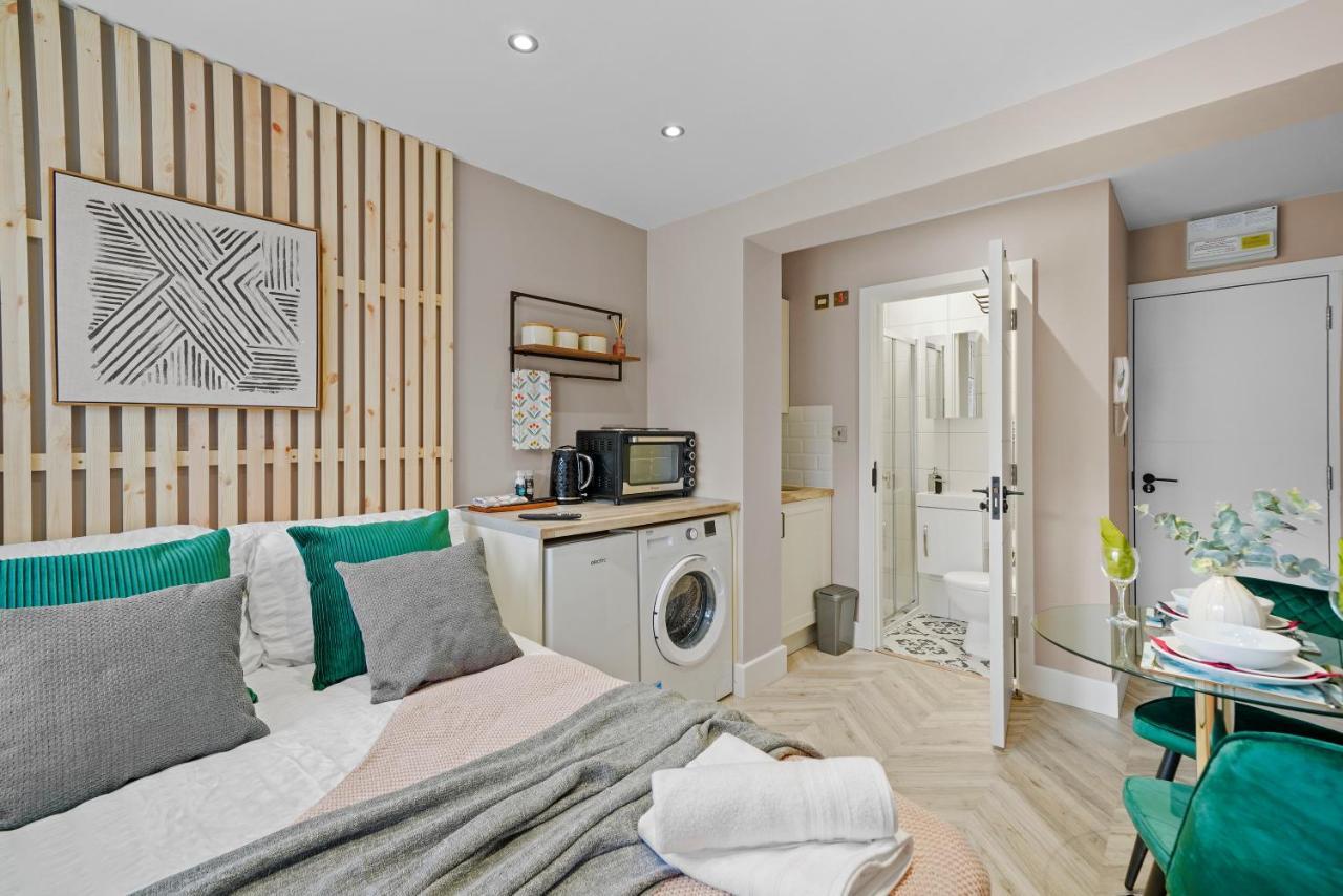 Cosy Heathrow Studios - Parking - Garden London Exterior photo