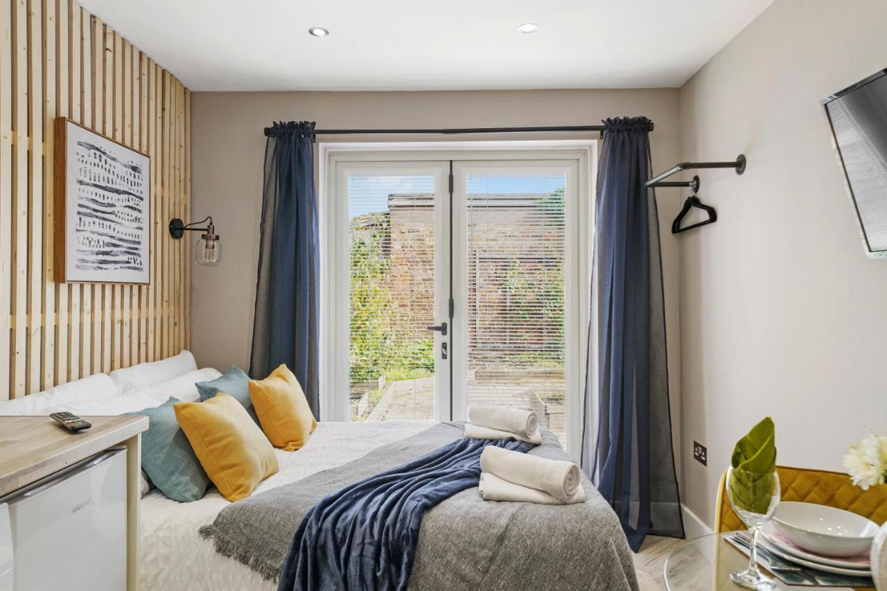 Cosy Heathrow Studios - Parking - Garden London Exterior photo