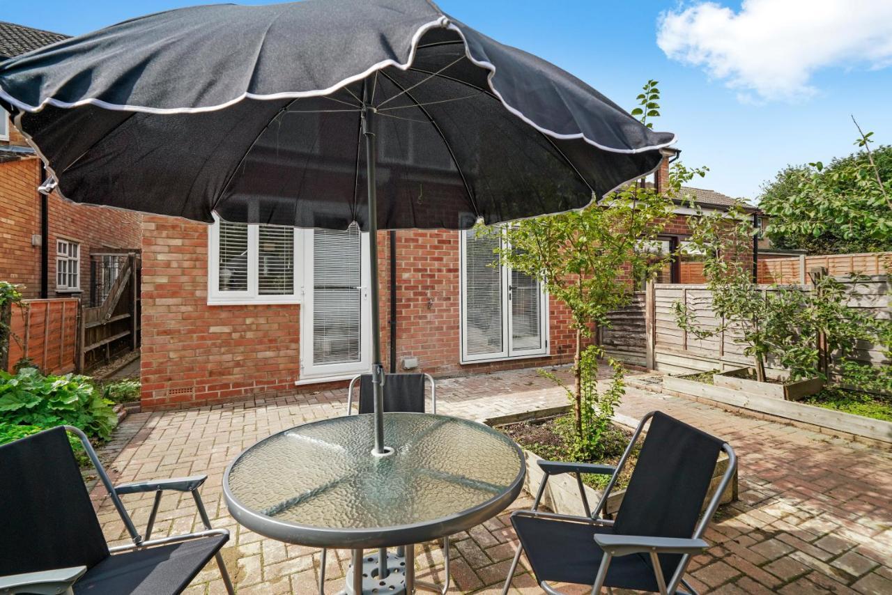 Cosy Heathrow Studios - Parking - Garden London Exterior photo