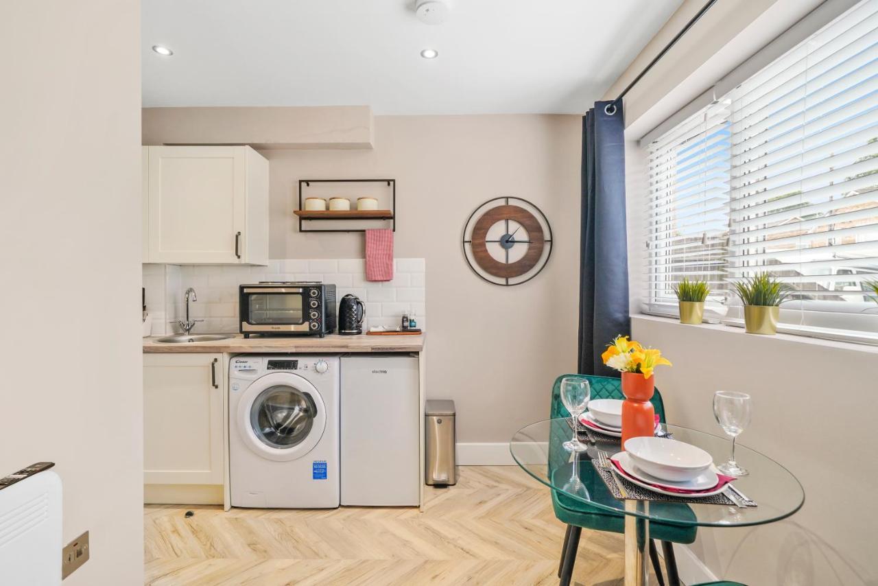 Cosy Heathrow Studios - Parking - Garden London Exterior photo