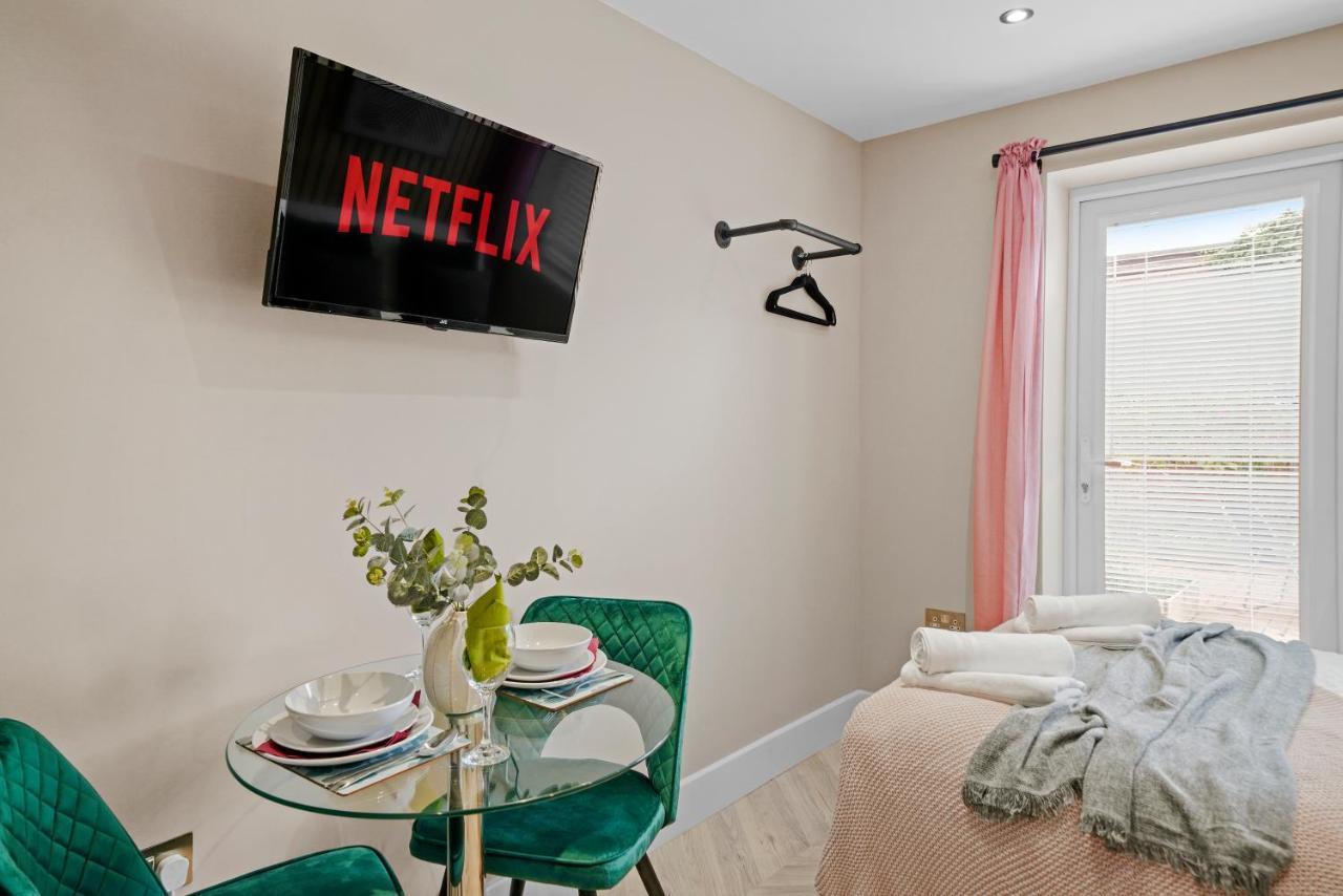 Cosy Heathrow Studios - Parking - Garden London Exterior photo