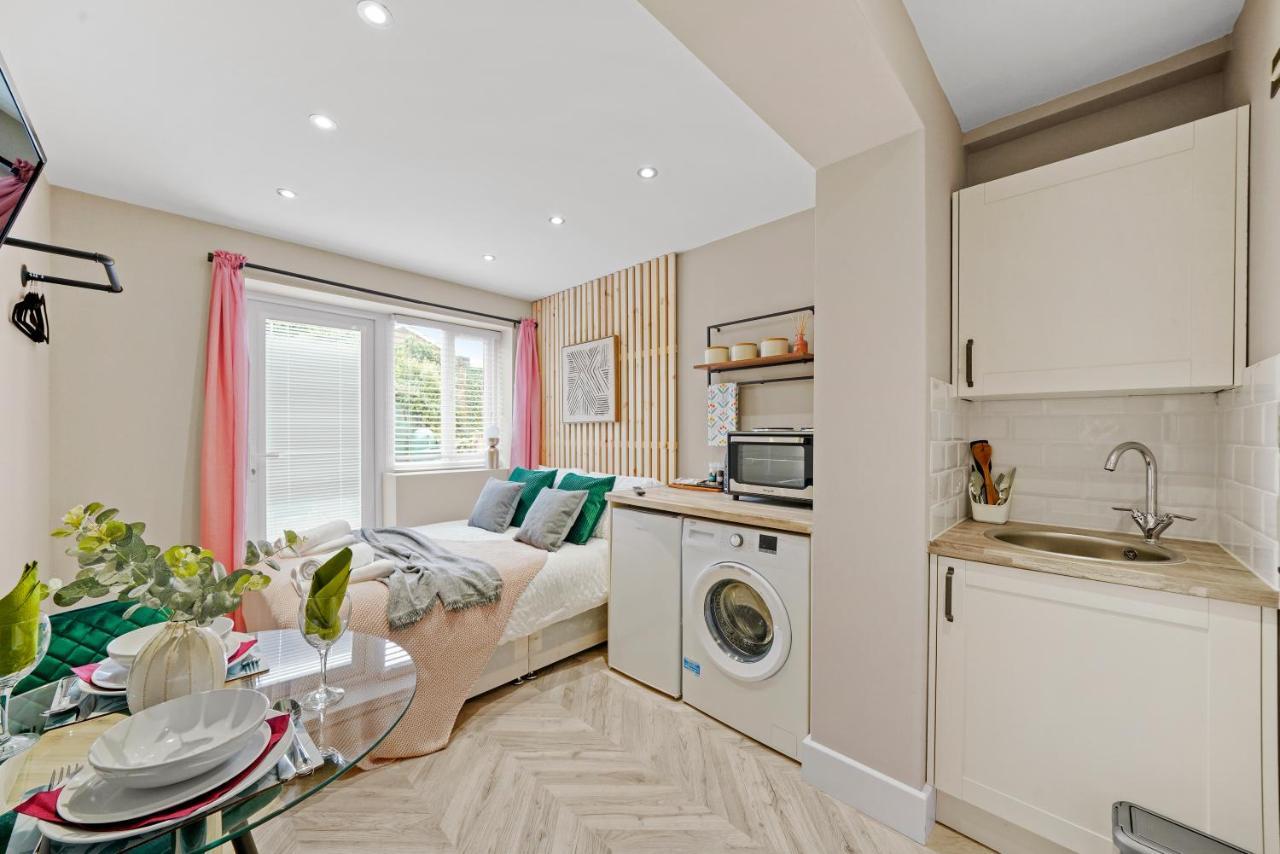 Cosy Heathrow Studios - Parking - Garden London Exterior photo