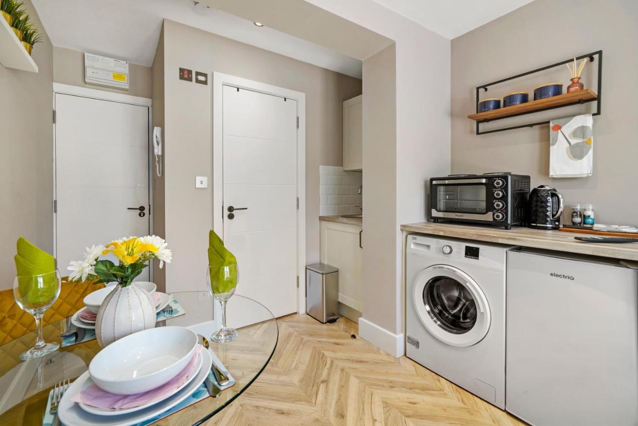 Cosy Heathrow Studios - Parking - Garden London Exterior photo