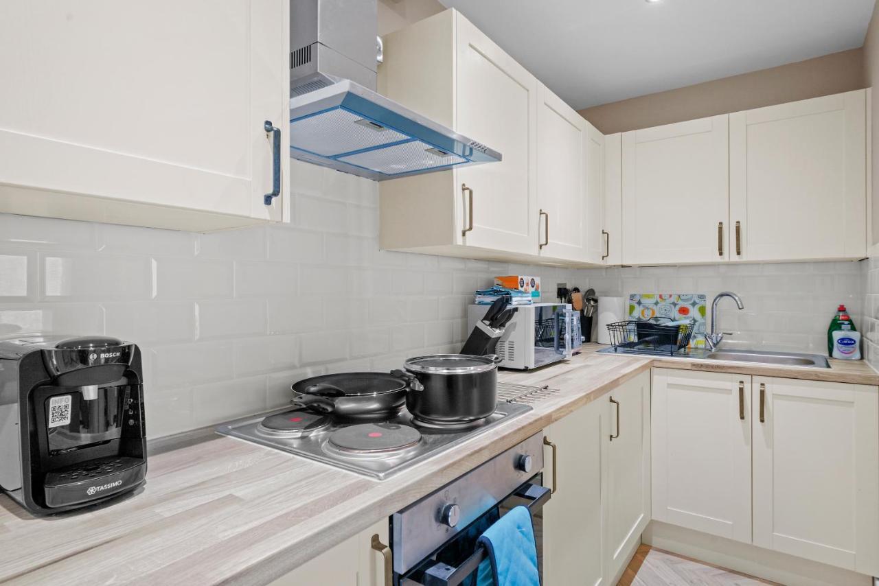 Cosy Heathrow Studios - Parking - Garden London Exterior photo