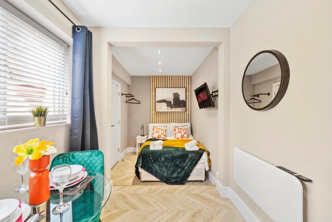 Cosy Heathrow Studios - Parking - Garden London Exterior photo