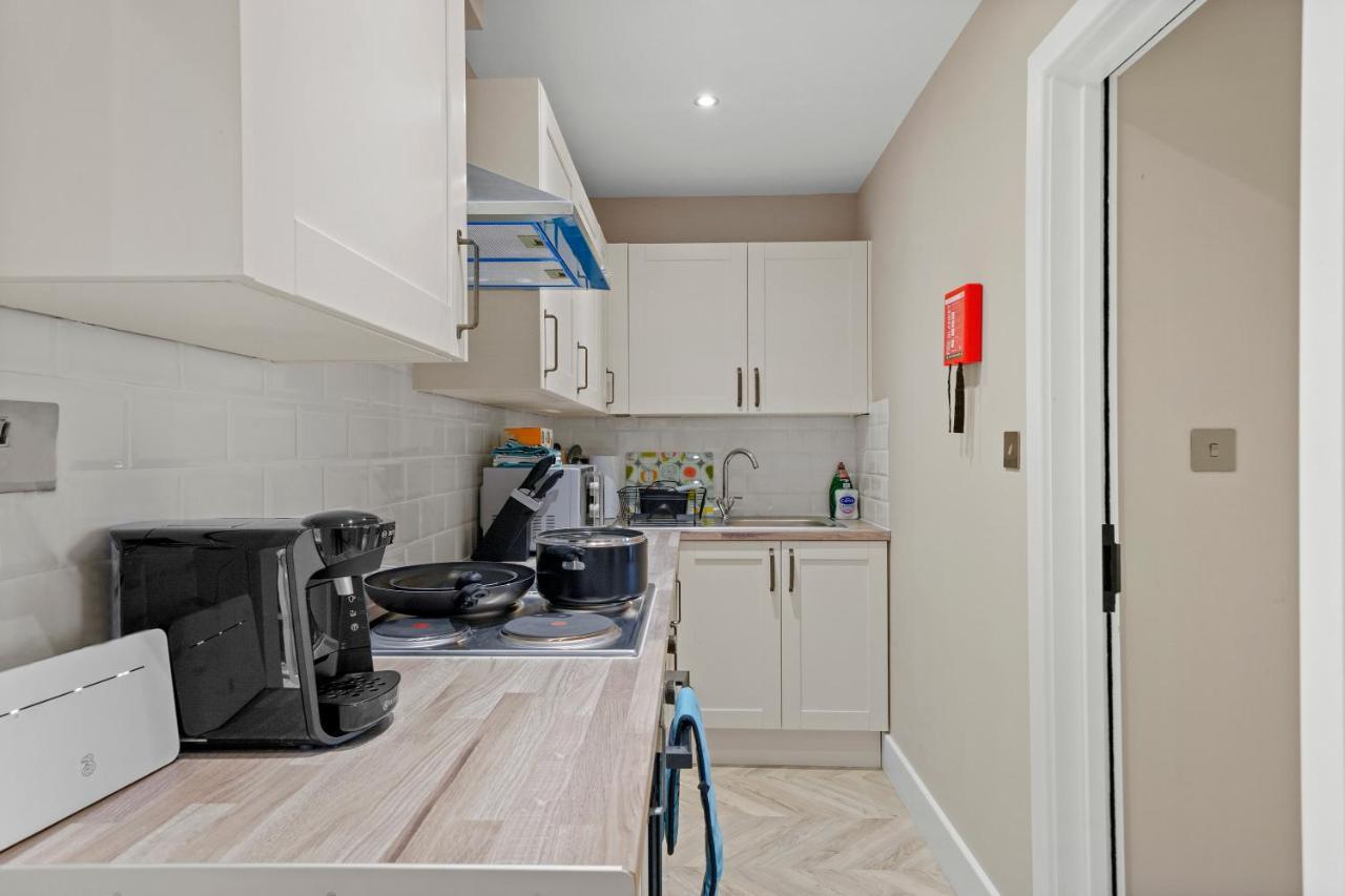 Cosy Heathrow Studios - Parking - Garden London Exterior photo