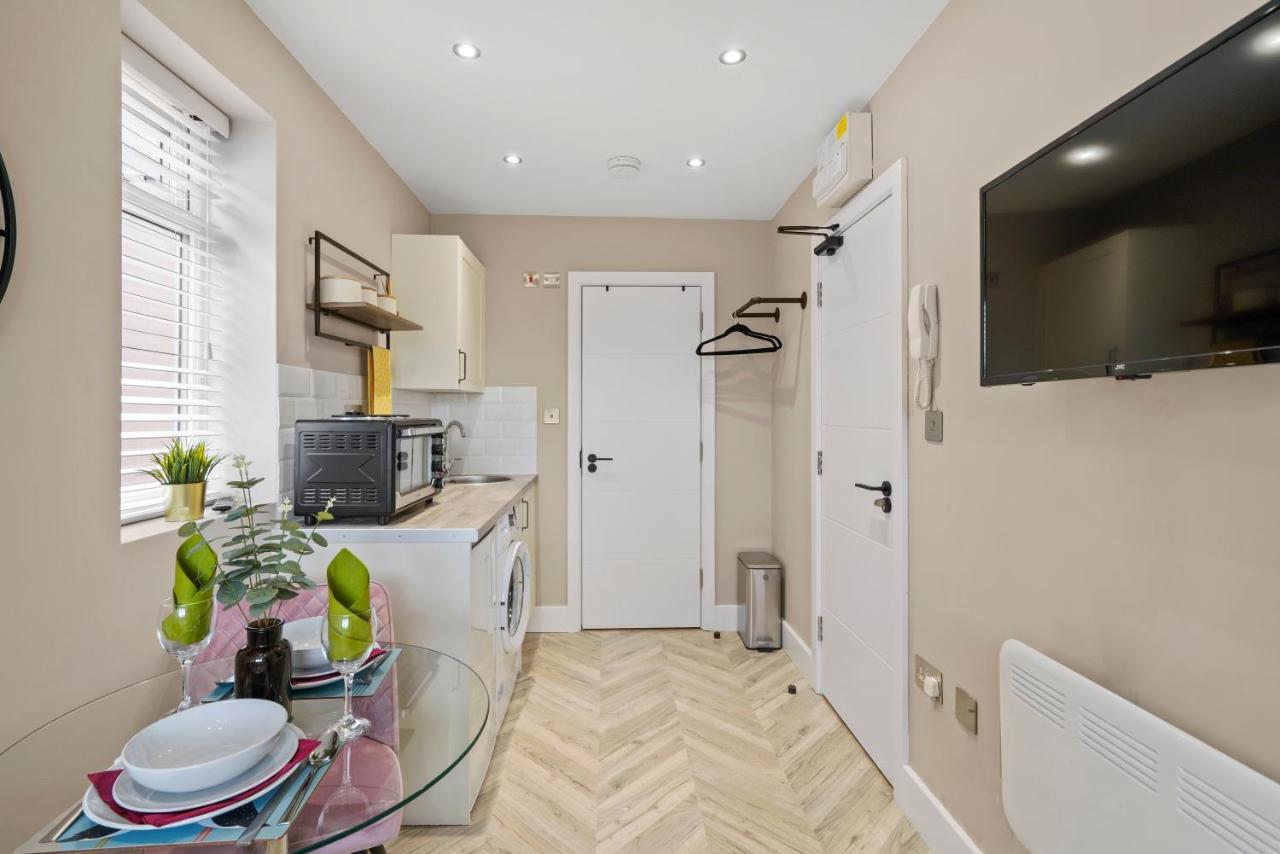 Cosy Heathrow Studios - Parking - Garden London Exterior photo