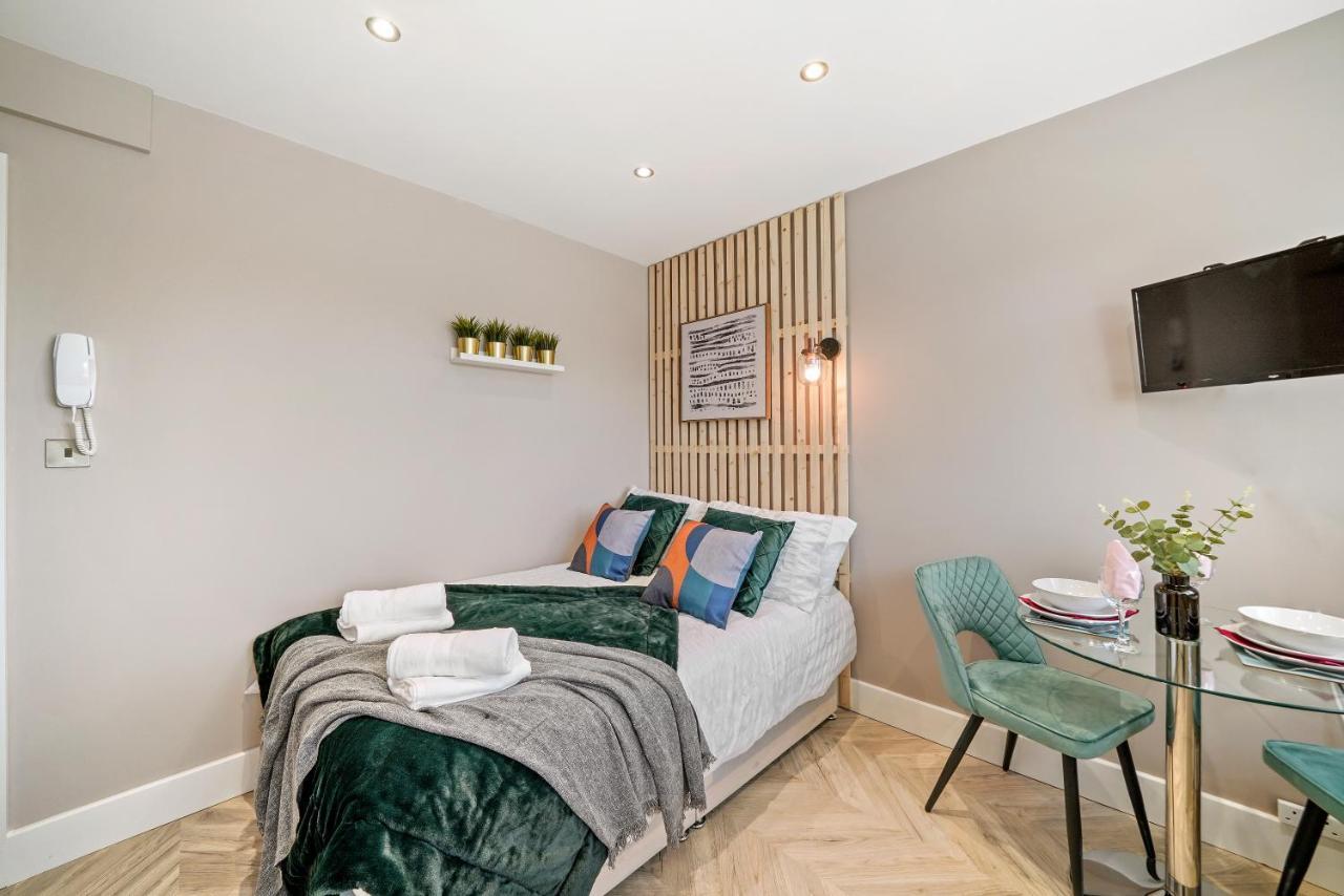 Cosy Heathrow Studios - Parking - Garden London Exterior photo