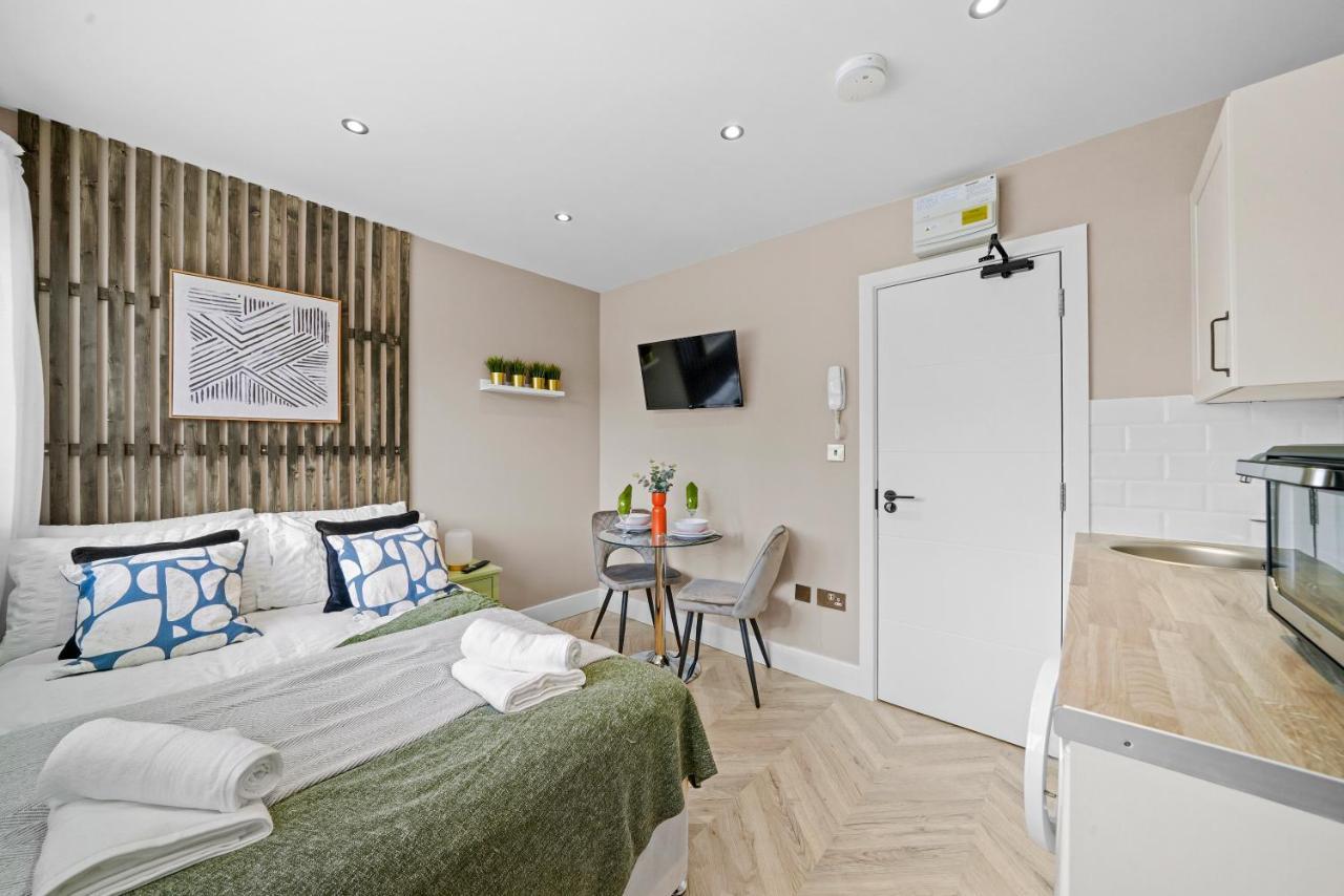 Cosy Heathrow Studios - Parking - Garden London Exterior photo