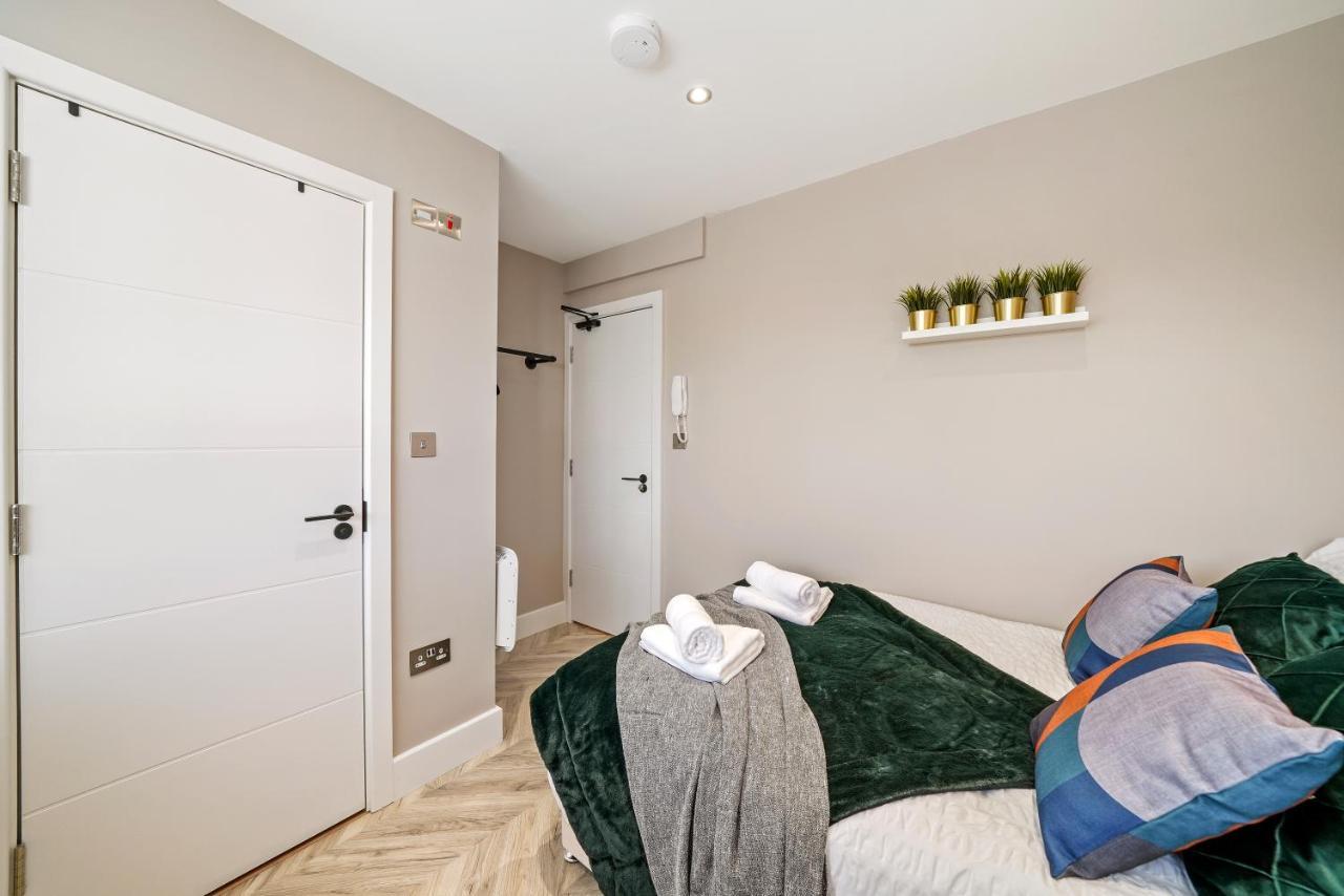 Cosy Heathrow Studios - Parking - Garden London Exterior photo