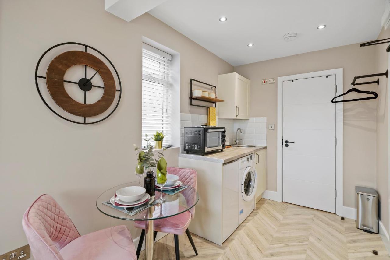 Cosy Heathrow Studios - Parking - Garden London Exterior photo