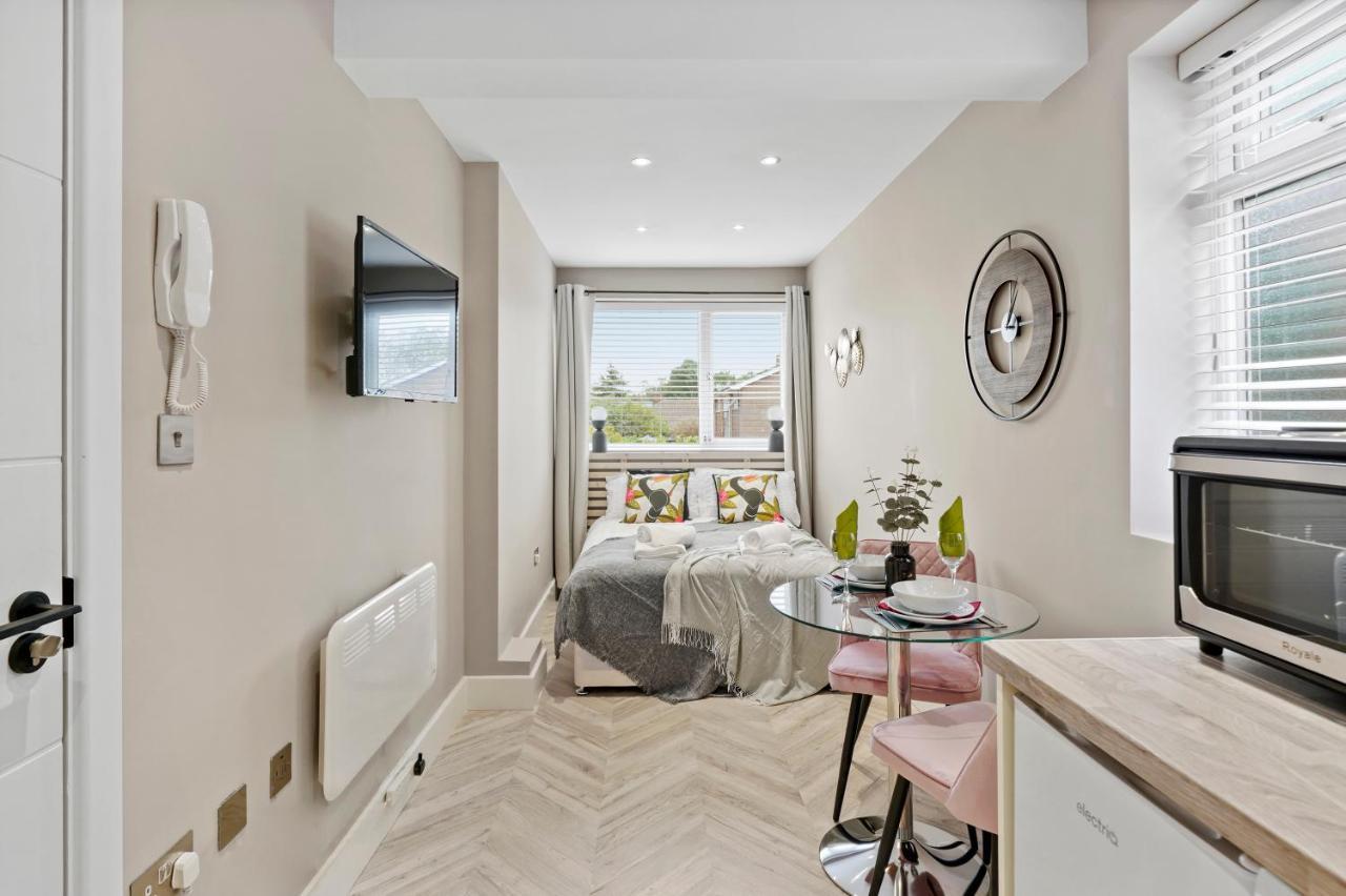 Cosy Heathrow Studios - Parking - Garden London Exterior photo